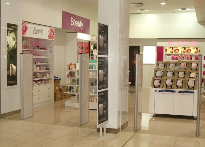 Tai-sao-nen-lap-dat-he-thong-bao-dong-va-cong-tu-an-nịn-trong-cua-hang